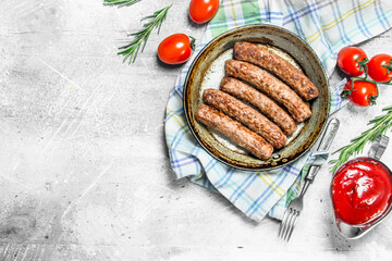 Grill sausages with tomato sauce .