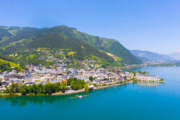 Fototapeta na wymiar View over lake Zeller to Zell am See town. Beautiful panorama of Zell am See in Tirol Alps in Austria.