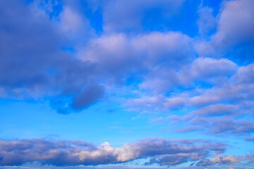 Naklejka na ściany i meble Farbiger Himmel mit interessanten Wolken als Hintergrund