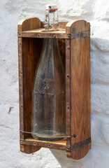 Alte Flasche in einem Holzkasten