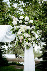 Fototapeta na wymiar very beautiful wedding arch of the newlyweds in nature