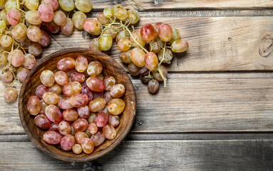 Pink grapes in bowl .