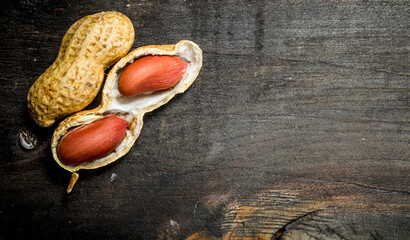 Obraz na płótnie Canvas Peanuts with shells .