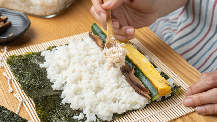 巻き寿司・海苔巻き｜和食の調理シーン