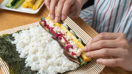 巻き寿司・海苔巻き｜和食の調理シーン © aomas