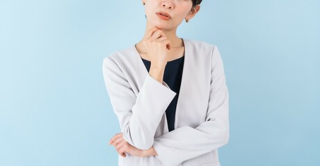 考える日本人女性