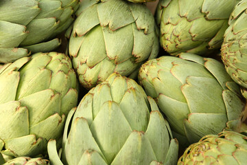 Obraz premium Many fresh raw artichokes as background, top view