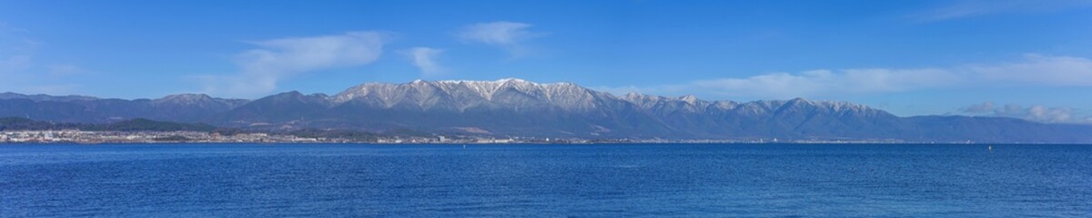Fototapeta na wymiar 琵琶湖と雪の比良山のパノラマ情景＠滋賀