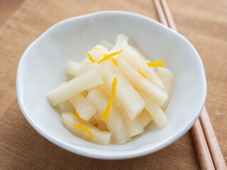 小皿に盛った柚子大根