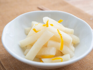 小皿に盛った柚子大根