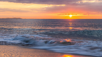 Fototapeta na wymiar Traumhafter Sonnenaufgang am Meer Costa Dorada Spanien Urlaub 