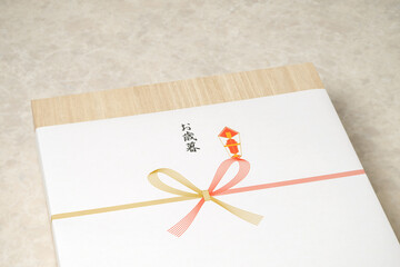 お歳暮　　年末の贈り物、日頃の感謝を込めて贈り物をする日本の習慣