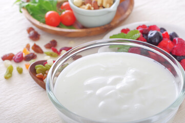 プレーンヨーグルトと健康的な朝食