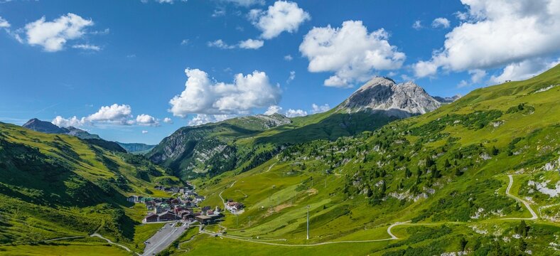 Ausblick vom Flexenpass auf den Wintersportort Z&uuml;rs im Sommer