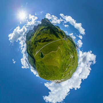 Schroffe Hochgebirgslandschaft nahe Z&uuml;rs am Flexenpass im Sommer, Little Planet-Ansicht