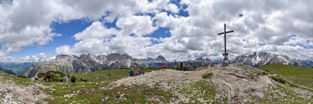 Panorama Strudelkopf mit Gipfelkreuz in den Dolomiten n Südtirol / Italien 