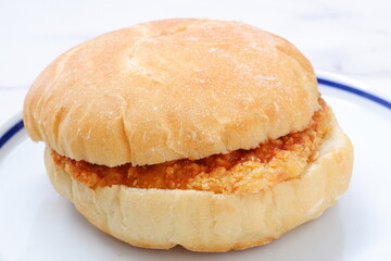 オーストリア発祥のロールパンのカイザーゼンメルにハムカツを挟んだサンドイッチ