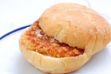 オーストリア発祥のロールパンのカイザーゼンメルにハムカツを挟んだサンドイッチ