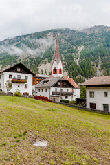 Fototapeta premium Karthaus, Kirche, St. Anna, Kloster, Schnalstal, Val Senale, Schnals, Bergtal, Bergstrasse, Dorf, Wanderweg, Herbst, Berge, Südtirol, Italien