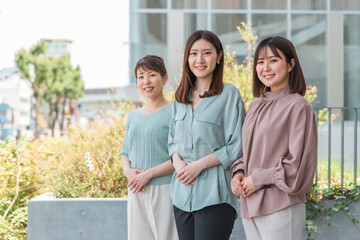 ビルの前に立つ3人のビジネスウーマン・女友達・大学生（アジア人,日本人,中国人・女性）