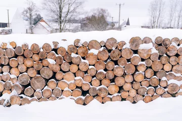 Photo sur Plexiglas Texture du bois de chauffage Snow piled up on many logs in cold winter