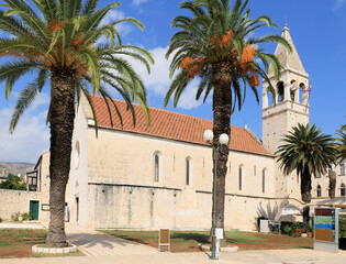 Fototapeta na wymiar church on the promenade in Trogir, Croatia