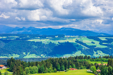Malerische Landschaft und ländliche Gegend im Westallgäu um den Ort Scheidegg nahe Lindau, Bayern, Deutschland.