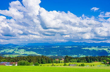 Malerische Landschaft und ländliche Gegend im Westallgäu um den Ort Scheidegg nahe Lindau,...