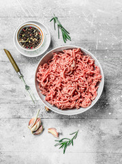 Obraz na płótnie Canvas Raw minced beef with spices and herbs .