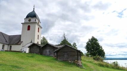 sur les bords du lac Siljan en Suède, église de Rättvik et maisons anciennes en bois