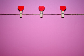 Imagen de tres corazones en una pinza enganchados a una cuerda