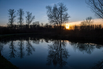 Fototapeta na wymiar Sunset along the dender riiver on a winter evening.