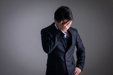 悩む男性　ビジネスマン