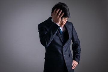 体調不良の男性　ビジネスマン