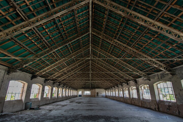 vaste intérieur d'une ancienne usine abandonnée vide