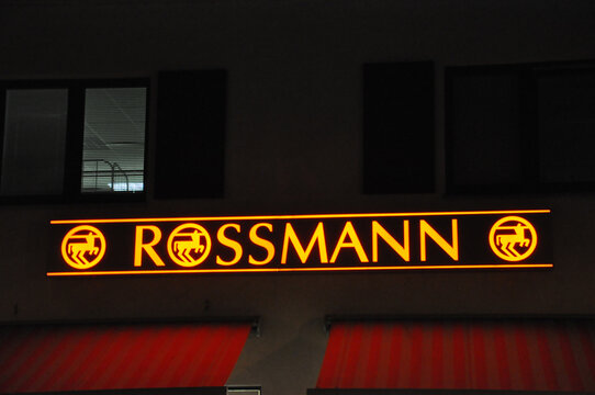 Rossmann Leuchtreklame: Werbeschild der Drogeriekette beleuchtet bei Nacht