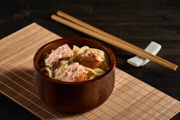 Salmon salad with noodles and cream