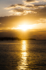 海に反射する日没前の太陽