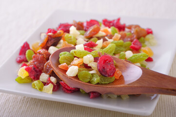 ダイスカットされたドライフルーツ