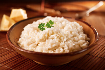 apetitoso arroz cremoso de queijo sobre mesa rústica - arroz branco com queijo