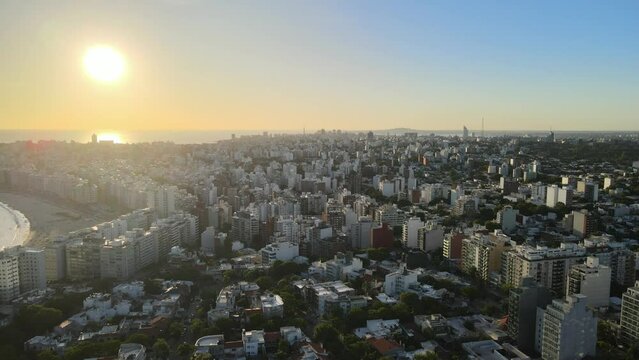 Ciudad de Montevideo en Atardecer 