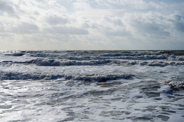 Naklejka na ściany i meble Waves on an ocean shore 