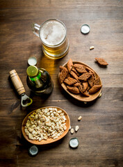 Beer with peanuts and breadcrumbs in the bowls.