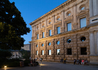 Fototapeta premium Palace of king carl V at night 