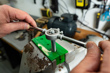 Gewindeschneiden in der Werkstatt