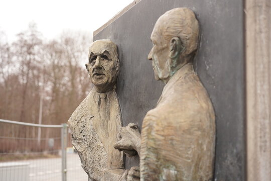 Denkmal f&uuml;r Charles de Gaulle und Konrad Adenauer in Erinnerung an die Unterzeichnung des &Eacute;lys&eacute;e-Vertrags 1963, Konrad-Adenauer-Stiftung, Berlin, 17.01.2023