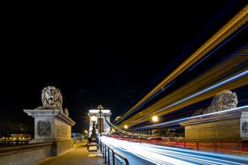 Obraz premium Light traces from a bus on the Chain Bridge in Budapest