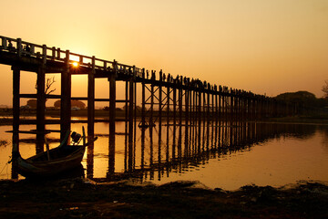 Pont au coucher du soleil
