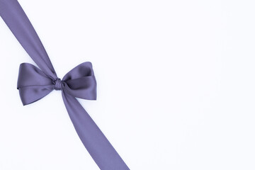 Nœud de ruban de satin pour paquet cadeau de couleur violet, isolé sur du fond blanc. Arrière-plan avec nœud en ruban sur fond blanc.	