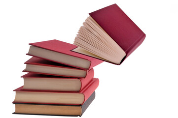Livres empilés avec un livre qui tombe fond blanc